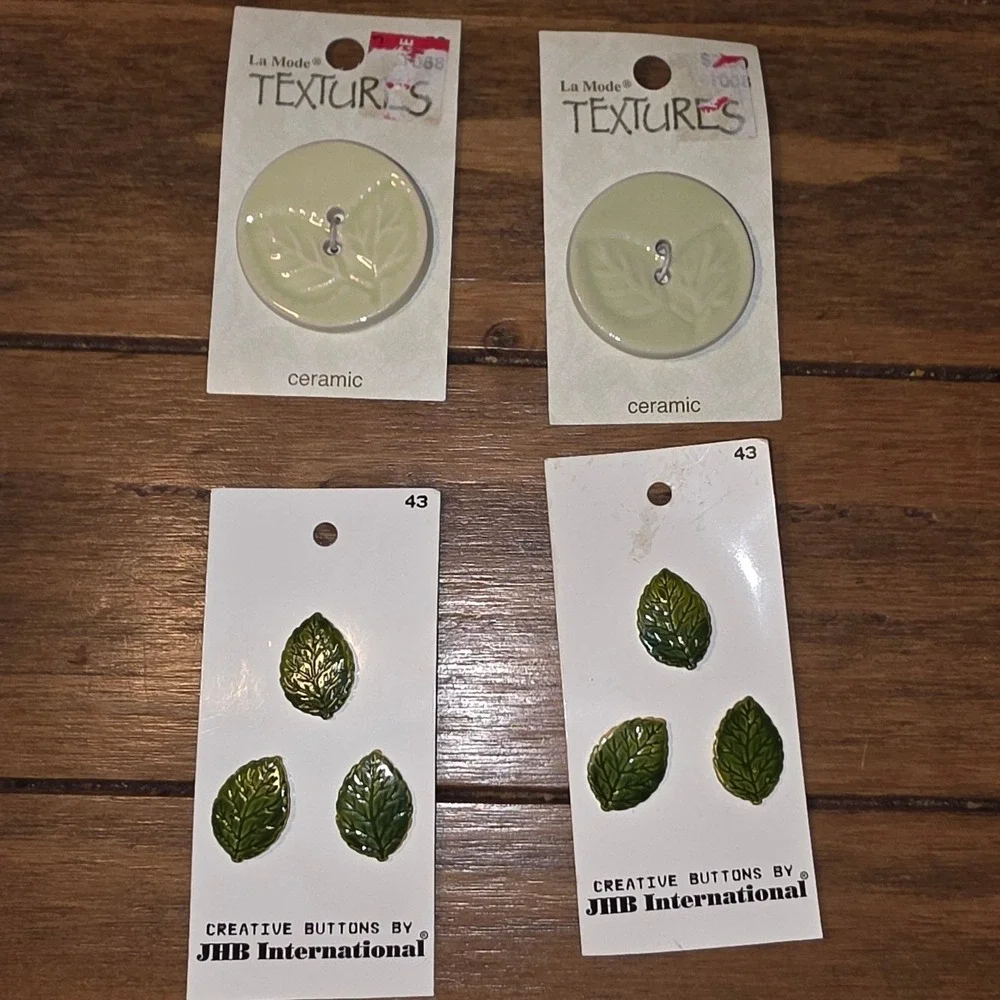 La Mode JHB International Ceramic Leaf Buttons Green 1.5in and 0.75in 4 Cards
